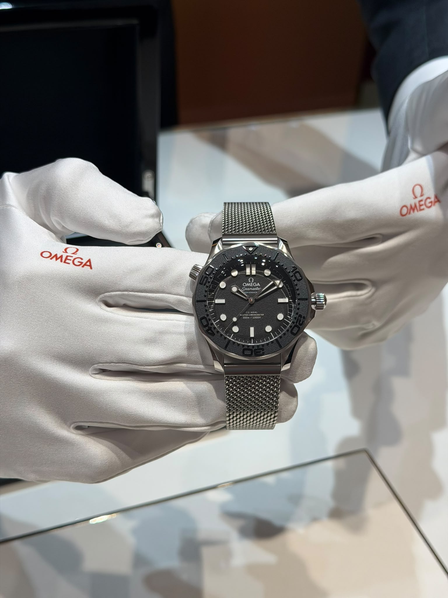 OMEGA Spectre Seamaster dial and black bezel close-up