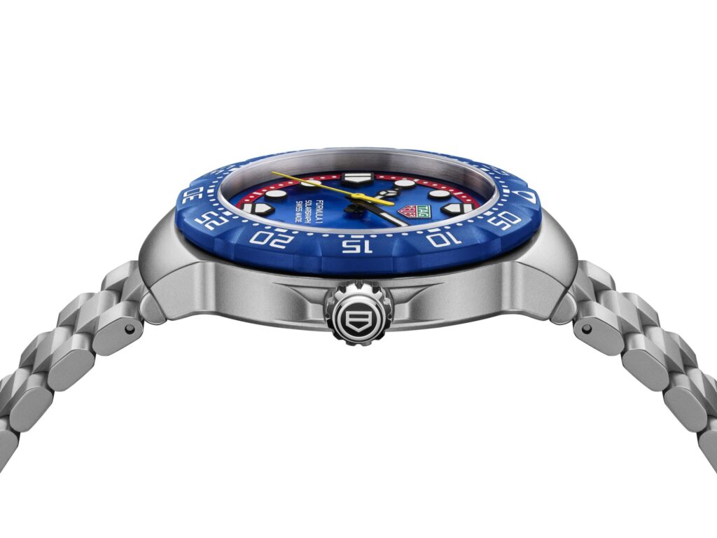 Side view of the 38 mm sandblasted steel case and blue TH-Polylight bezel